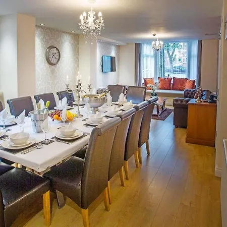 6 Bedroom Scarborough Retreat Sleeps 12 *