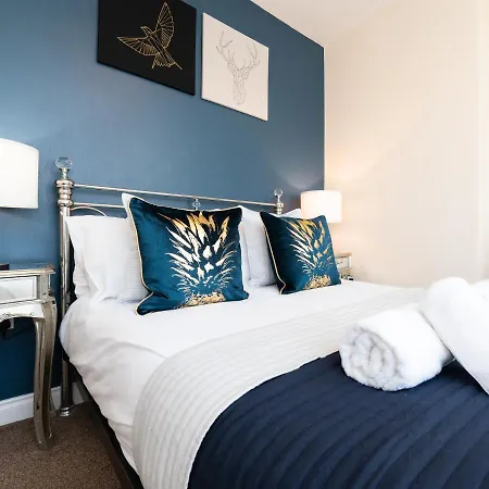 6 Bedroom Scarborough Retreat Sleeps 12 Holiday home *