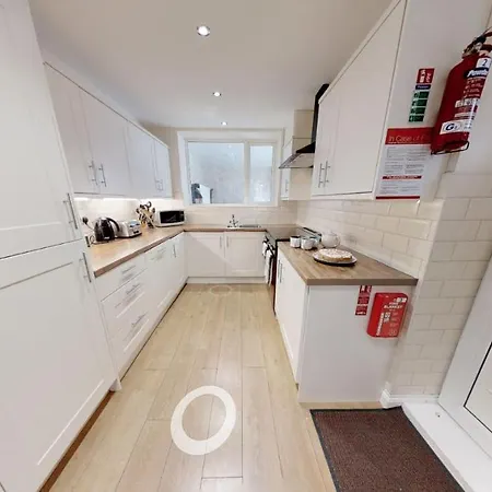 6 Bedroom Scarborough Retreat Sleeps 12 *